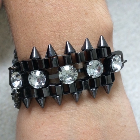 Black Hardware Statement Bracelet NWOT - Picture 2 of 6